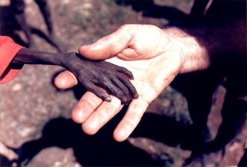 Yıl 1980, Uganda´da açlıktan ölmek üzere olan bir çocuk ve bir misyoner.